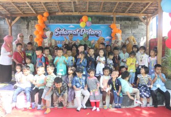 Ketua Yayasan Kartika Jaya Koordinator XVII Kodim 0803/Madiun Buka MPLS di TK Kartika IV-21
