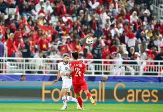 Jordi Amat (putih) saat pertandingan melawan Vietnam, Jumat (19/1).