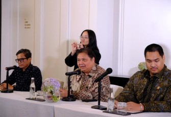 Menko Airlangga dalam acara Dinner Reception In Conjunction With Indonesia’s Accession to The OECD With OECD Heads of Mission in Jakarta, Rabu (28/02).