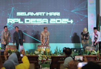 Menteri Desa Pembangunan Daerah Tertinggal, dan Transmigrasi (Mendes PDTT) Abdul Halim Iskandar  saat memberikan kuliah umum dalam rangka memperingati Hari RPL Desa Ke-2 di Gedung Serbaguna Gubernur Bengkulu, Kota Bengkulu, pada Jumat (8/3/2024) 