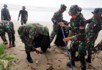 Yon Komposit 1/Gardapati Natuna saat Laksanakan Aksi Bersih Pantai Tanjung
