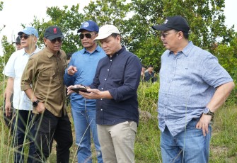 Deputi Kemenko Polhukam saat meninjau lokasi pembangunan hunian baru di Tanjung Banon, Minggu (9/6/2024).
