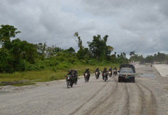 Aparat gabungan TNI dari Kodim 1710/Mimika, Kompi A Yonif 757/GV dan Denkav 3/SC menggelar patroli bersama untuk memantau perkembangan situasi di wilayah Kabupaten Mimika
