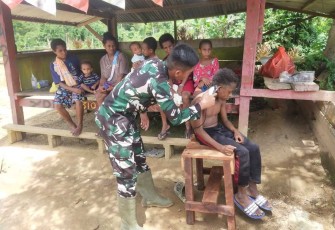 Pos Satgas Yonif 310/KK Buka Layanan Pangkas Rambut Gratis di Perbatasan