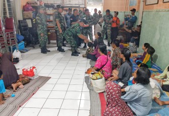 Danrem 081/DSJ Bantu Pengungsi Korban Banjir di Madiun