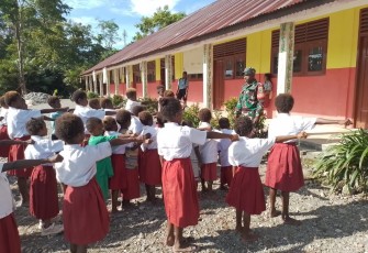Babinsa Koramil 1710-03/Kuala Kencana Berikan Latihan PBB Kepada Siswa-Siswi SD YPPK St Yakobus