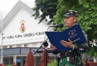 Paban IV Permildas Ditdok Kodiklatal Kolonel Marinir Ahmad Sochfan selaku Inspektur Upacara (Irup), memimpin upacara bendera 17-an