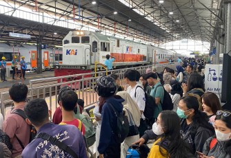 Penumpang kereta api di stasiun Semarang saat liburan sekolah.