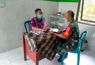 Anggota Koramil Sine Kodim 0805/Ngawi Serma Suyono melaksanakan pengumpulan data teritorial (Puldata Ter), yakni pengambilan data stunting, di Puskesmas Pembantu Desa Wonoasri Kecamatan Sine, Rabu (21/02/2024)