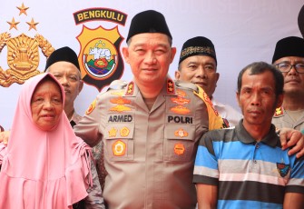 Berikan 100 Paket Sembako untuk warga Bengkulu Selatan, Kapolda Bengkulu Gelar Bulan Bakti Ramadan 