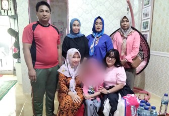Ketua Persit KCK Ranting 4 Deninteldam I/BB saat Besuk Anak Prajurit yang Sakit Menahun 