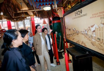 Menpar Widiyanti Putri Wardhana saat melakukan kunjungan ke kawasan Kota Tua. 