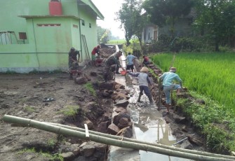 Babinsa Desa Garon, Koramil 03/Balerejo Kodim 0803/Madiun, Serda Akbar ikut serta dalam membantu pembangunan saluran irigasi bersama warga masyarakat sebagai bentuk kepedulian Babinsa dalam mewujudkan peningkatan pembangunan desa, Rabu (27/12/2023)