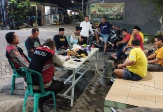 Satgas Pam RW 15 Kolaborasi Dengan Provost Polsek Rungkut saat Amankan Wilayah