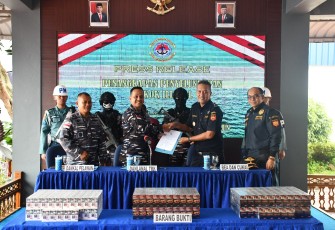 TNI Gagalkan Penyelundupan Rokok Ilegal di Perairan Danai TBK 
