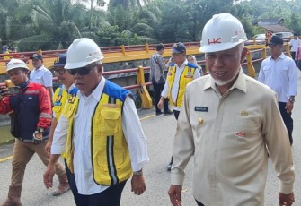 Menteri Pekerjaan Umum dan Perumahan Rakyat (PUPR) Basuki Hadimuljono meninjau penanganan Jembatan Kiambang A yang rusak akibat bencana banjir di Kabupaten Padang Pariaman pada September 2023 lalu