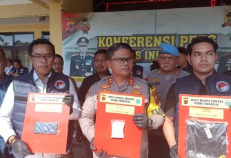 Kapolres Indramayu AKBP M Fahri Siregar didampingi Kasat Narkoba AKP Tatang Sunarya saat menggelar jumpa pers Rabu (19/06/2024).