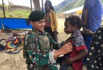Satgas Pamtas Mobile Yonif 323/BP Kostrad Pimpinan Lettu Inf Yudho membagikan pakaian layak pakai kepada warga Binaan Pos, Kampung Mayuberi, Kabupaten Puncak, Jum'at (15/03/2024)