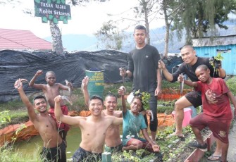 Raut rona bahagia terpancar di wajah sekelompok bocah Papua saat masing-masing dari mereka menerima 1 plastik berisi Ikan Lele yang diberikan oleh personel Satgas Pamtas Mobile Yonif 330 Tri Dharma Kostrad