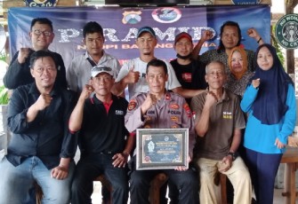 Kapolsek Mojoroto Terima Penghargaan Golden Award IWO Indonesia