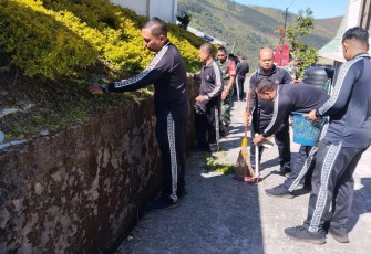 Anggota Polres Karanganyar  kerja bakti membersihkan lingkungan Vihara Lawu, di Tlogodlingo, Desa Gondosuli, Kecamatan Tawangmangu, Karanganyar, Jumat (21/6/2024).