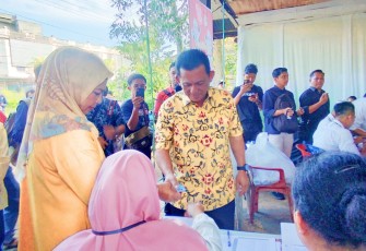 Gubernur Kepulauan Riau H. Ansar Ahmad bersama keluarganya menggunakan hak pilihnya untuk Pemilu 2024 dengan mencoblos di TPS 002 Tanjungpinang Timur pada Rabu, (14/02)