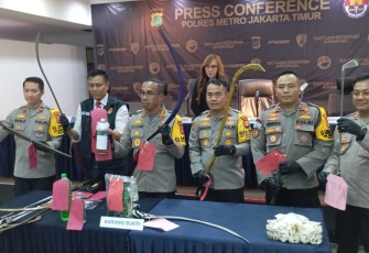 Kapolres Jakarta Timur Kombes Pol Nicolas Ary Lilipaly saat jumpa pres bersama awak media yang dilaksanakan di Aula LT 6 Polres Jakarta Timur, Senin (05/02/2024).