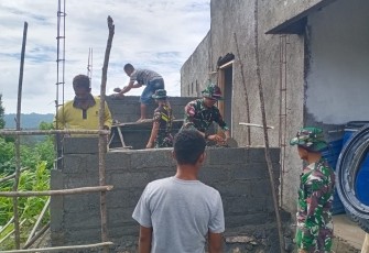 Satgas Yonkav 6/Naga Karimata saat Perbantukan Tenaga Tambah Fasilitas di Rumah Warga