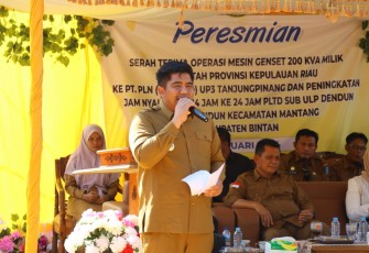 Bupati Bintan, Roby Kurniawan, pada acara penyerahan Mesin Genset 200 KVA kepada PT. PLN (Persero) UP3 Tanjungpinang melalui PLD Sub ULP Dendun.