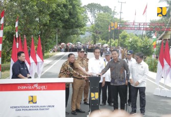 Presiden Jokowi saat Resmikan 27 Ruas Inpres Jalan Daerah di Sulawesi Selatan Senilai Rp669 Miliar