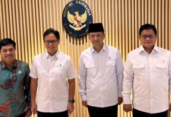 Menteri Transmigrasi Iftitah Sulaiman dan Wakil Menteri Transmigrasi Viva Yoga Mauladi pada Selasa, 24/12/2024, menyambangi Kantor Kemenkes di Rasuna Said, Jakarta.
