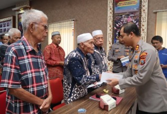 Sebagai bentuk hormatnya, Kapolres Tapsel, AKBP Yasir Ahmadi, menggelar silaturahmi sekaligus memberikan tali asih ke Purnawirawan dan Wakawuri Polri