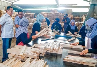 Bamsoet dalam kunjungan hari ke-18 di Dapil-7 Jawa Tengah saat mendatangi pabrik pengolahan kayu CV Berkah Rizqi di Banjarnegara Jawa Tengah, Minggu (4/2/24).