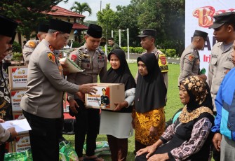 Kapolda Bengkulu Irjen Pol Drs Armed Wijaya, M.H Bagikan Bansos di Kepahiang