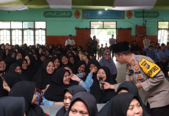 Kapolres Tapsel, AKBP Yasir Ahmadi, saat mengajak santri PDM bernyanyi syahdu mengenang perjuangan menuju kesuksesan.