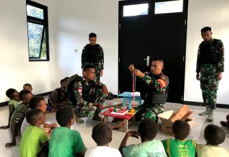 Satgas Yonif 310/KK saat Ajarkan Kerajinan Tangan dan Mewarnai pada Anak-Anak Papua
