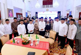 Foto bersama saat acara Buka Bersama Kabinet Indonesia Maju yang berlangsung di Istana Merdeka pada Kamis (28/03/2024).