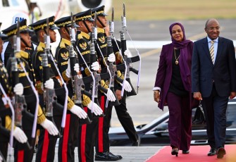 Presiden Zanzibar Hussein Ali Mwinyi (kanan) tiba di Bandara Internasional I Gusti Ngurah Rai, Badung, Bali, Sabtu (31/8/2024). Hussein Ali Mwinyi tiba untuk menghadiri High-Level Forum on Multi-Stakeholder Partnerships and Indonesia-Africa Forum II di Nusa Dua, Bali pada 1-3 September. ANTARA FOTO/Media Center IAF II-HLF MSP/Galih Pradipta/YU