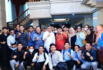 Menaker Yassierli foto bersama usai pembukaan Jakner Expo 2024 di Jakarta 