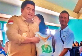 Bupati Bintan Roby Kurniawan SPWK saat salurkan beras ke warga, Selasa (06/02) di Gedung Nasional Tanjung Uban.