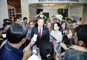 Menteri ATR/BPN Agus Harimurti Yudhoyono saat memberikan keterangan pers di Jakarta, Kamis (22/2)