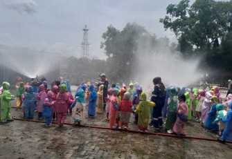 Seru! Anak-anak saat mengikuti kegiatan bersama dengan tim pemadam kebakaran Pertamina EP Field Cepu.