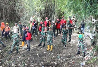 Dandim 0833/Kota Malang Letkol Arm Aris Gunawan tinjau langsung pelaksanaan karya bakti pembersihan sungai Amprong, Jum'at (27/12)