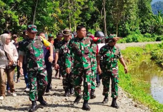 Dansatgas Letkol Arm Kabit Bintoro bersama katim wasev dan rombongannya saat meninjau lokasi sasaran TMMD.