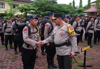 Kapolda Sultra saat Pimpin Apel Pergeseran Pasukan BKO Pengamanan TPS