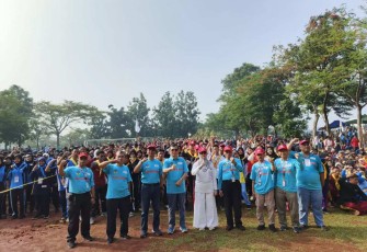 Asisten Pemerintahan dan Kesejahteraan Rakyat pada Sekretariat Daerah (Setda) Kota Depok Gandara Budiana (ketiga dari kiri) foto bersama jajaran PMI Kota Depok dan peserta lomba kepalangmerahan PMR, di Lapangan Budi Cendekia Islamic School, Grand Depok City, Minggu (17/11/24)