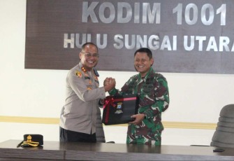 Dandim 1001/HSU-BLG Letkol Inf Dhuwi Hendradjaja saat menerima cenderamata, Selasa (2/1)
