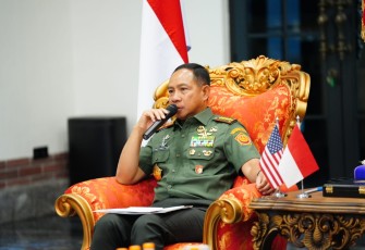 Panglima TNI Jenderal TNI Agus Subiyanto saat video teleconference dengan Komandan Komando Indo Pasifik Amerika Admiral John C. Aquilino membahas latihan dan kerjasama militer, bertempat di Wisma Yani, Menteng Jakarta Pusat, Kamis, (4/1/2024).