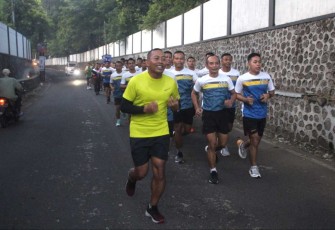 Kasmenarmed 2 Kostrad Letkol Arm Siswo Budiarto saat pimpin lari bersama prajuritnya, Kamis (4/1)