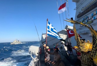 KRI Frans Kaisiepo-368 di Laut Mediterania dengan Bendera PBB